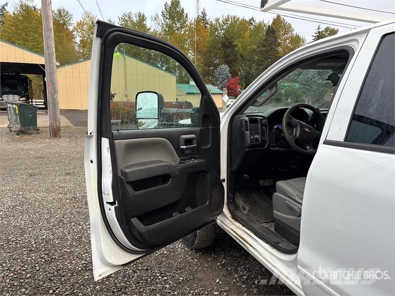 Chevrolet Silverado 3500 4x2 Extended Cab Utility Truck Vieglais kravas automobilis/izkraušana no sāniem