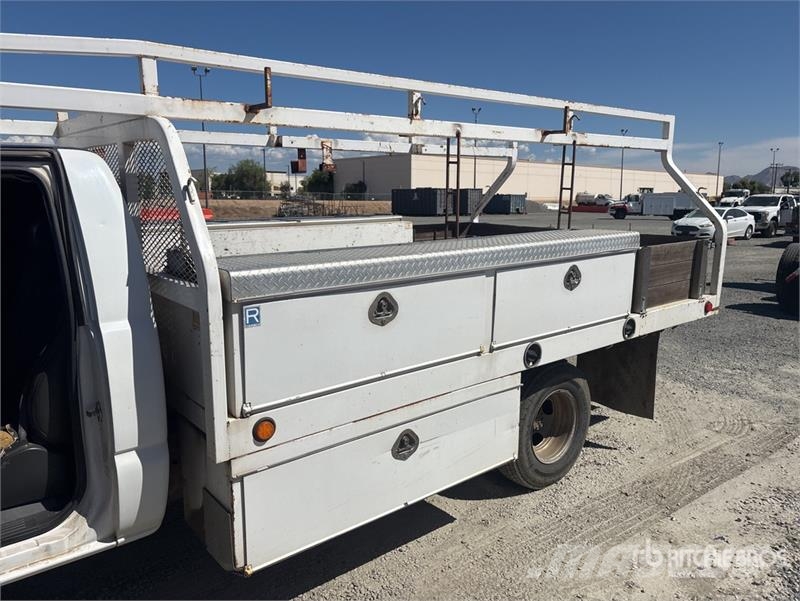 Chevrolet Silverado 3500 شاحنات مسطحة/مفصلية الجوانب
