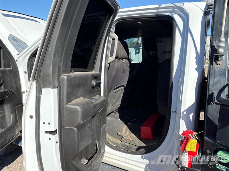 Chevrolet Silverado 3500HD 平ボディー