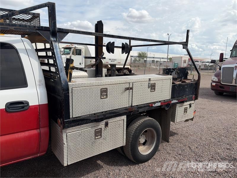 Chevrolet Silverado 3500 4x2 Crew Cab Flatbed Truck Camiones de cama baja