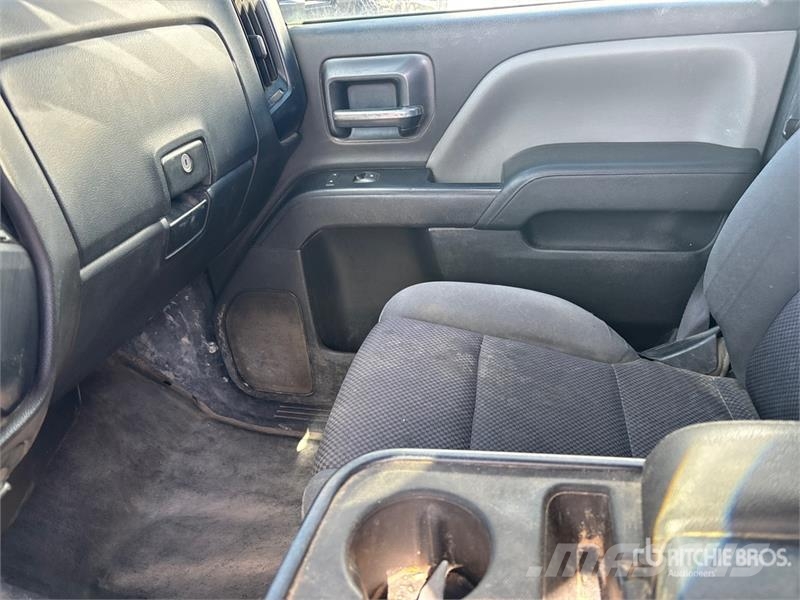 Chevrolet Silverado 5500HD 4x4 Crew Cab Flatbed Truck شاحنات مسطحة/مفصلية الجوانب