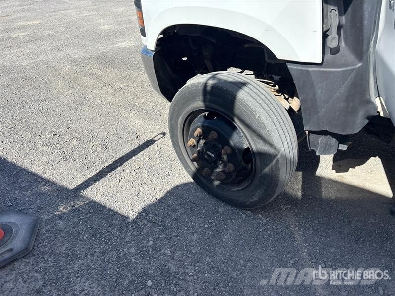 Chevrolet Silverado 5500HD 4x4 Crew Cab Flatbed Truck شاحنات مسطحة/مفصلية الجوانب