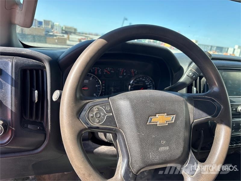 Chevrolet Silverado 5500HD 4x4 Crew Cab Flatbed Truck شاحنات مسطحة/مفصلية الجوانب