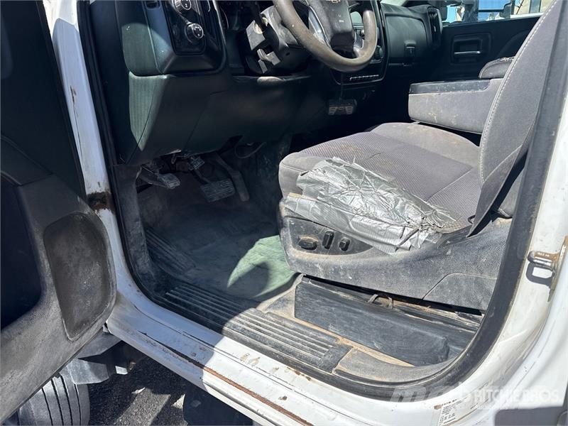 Chevrolet Silverado 5500HD 4x4 Crew Cab Flatbed Truck شاحنات مسطحة/مفصلية الجوانب