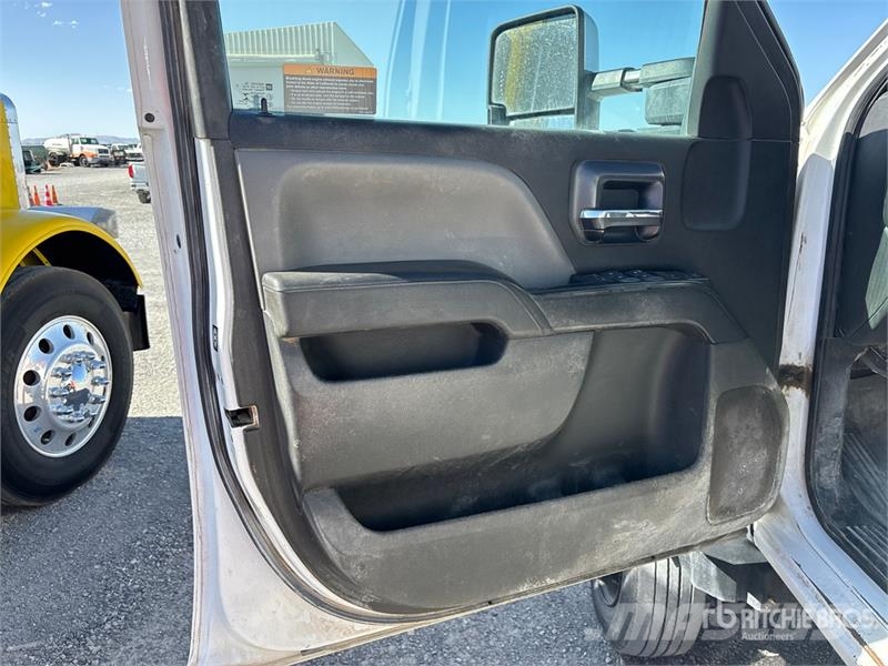 Chevrolet Silverado 5500HD 4x4 Crew Cab Flatbed Truck شاحنات مسطحة/مفصلية الجوانب