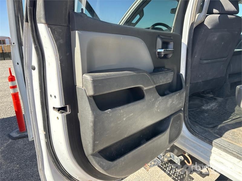Chevrolet Silverado 5500HD 4x4 Crew Cab Flatbed Truck شاحنات مسطحة/مفصلية الجوانب