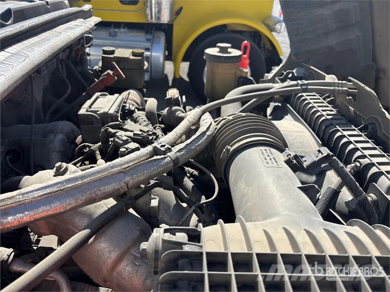 Chevrolet Silverado 5500HD 4x4 Crew Cab Flatbed Truck شاحنات مسطحة/مفصلية الجوانب