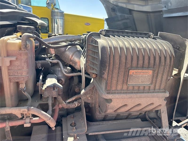 Chevrolet Silverado 5500HD 4x4 Crew Cab Flatbed Truck شاحنات مسطحة/مفصلية الجوانب