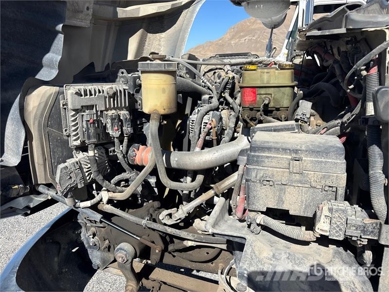 Chevrolet Silverado 5500HD 4x4 Crew Cab Flatbed Truck شاحنات مسطحة/مفصلية الجوانب