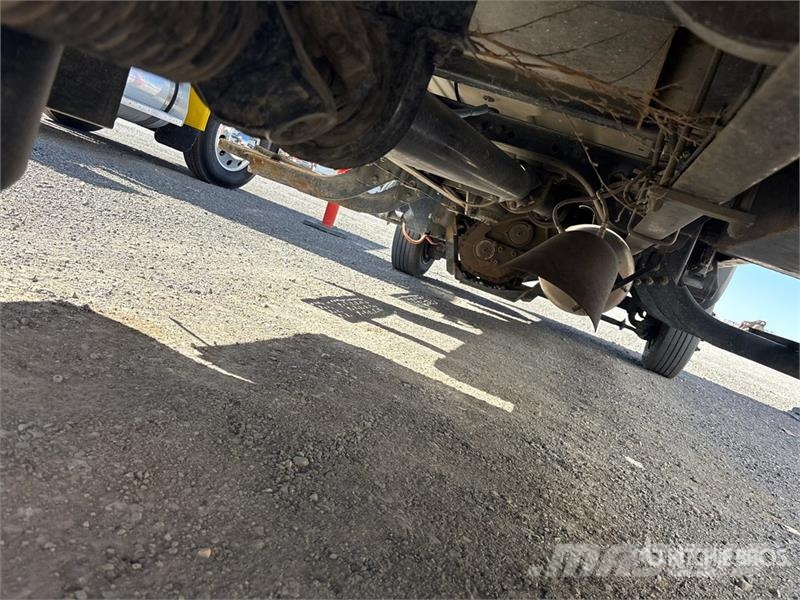 Chevrolet Silverado 5500HD 4x4 Crew Cab Flatbed Truck شاحنات مسطحة/مفصلية الجوانب