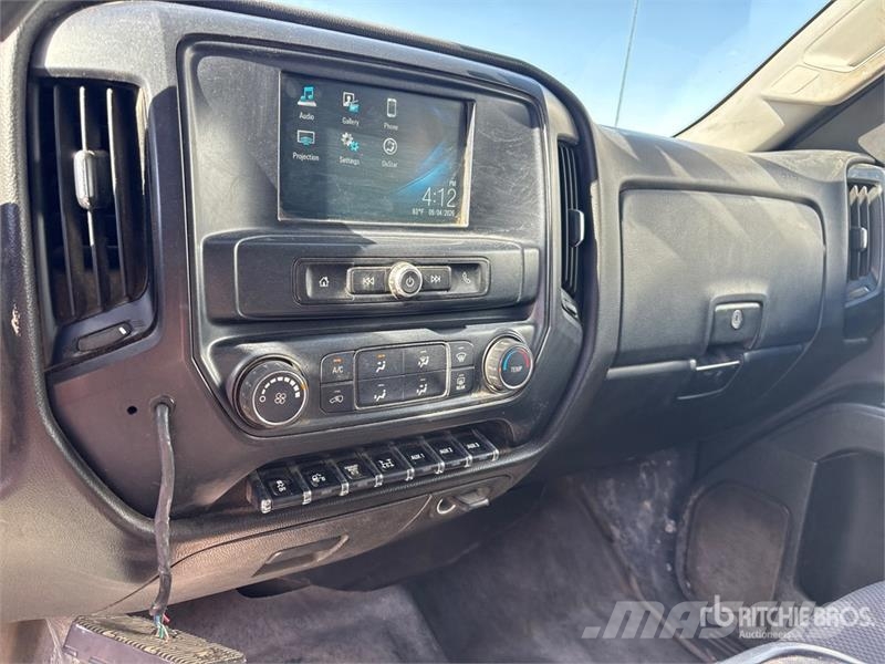 Chevrolet Silverado 5500HD 4x4 Crew Cab Flatbed Truck شاحنات مسطحة/مفصلية الجوانب