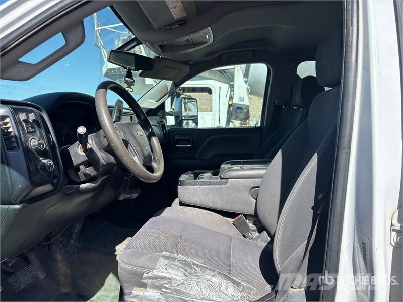 Chevrolet Silverado 5500HD 4x4 Crew Cab Flatbed Truck شاحنات مسطحة/مفصلية الجوانب