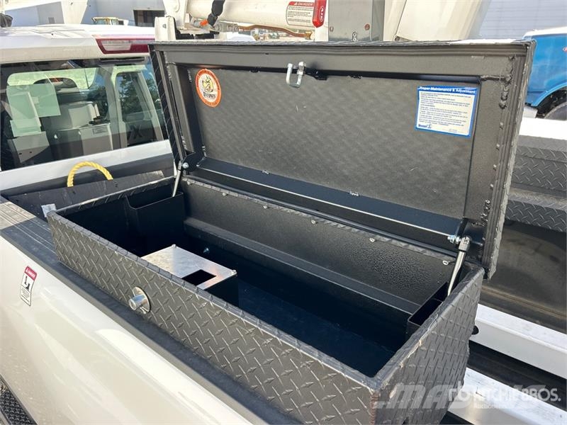 Chevrolet URG 27 ft on  Chevrolet Silverado 3500HD 4x4 Crew  المنصات الهوائية المثبتة على شاحنة
