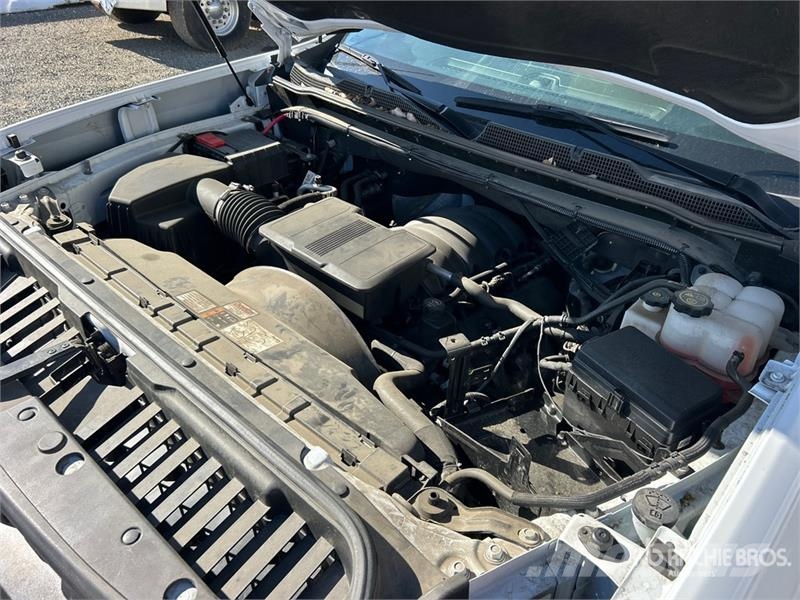 Chevrolet URG 27 ft on  Chevrolet Silverado 3500HD 4x4 Crew  المنصات الهوائية المثبتة على شاحنة