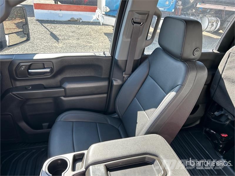 Chevrolet URG 27 ft on  Chevrolet Silverado 3500HD 4x4 Crew  المنصات الهوائية المثبتة على شاحنة
