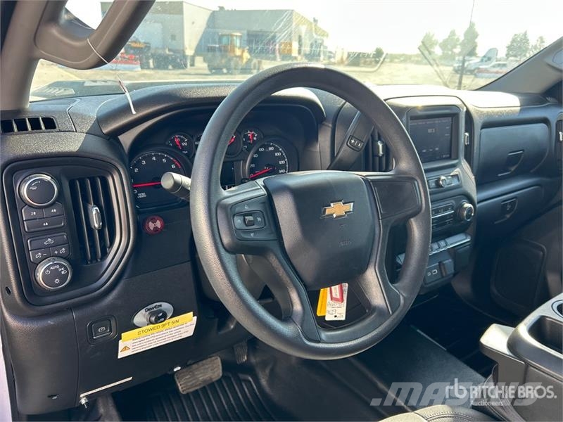 Chevrolet URG 27 ft on  Chevrolet Silverado 3500HD 4x4 Crew  المنصات الهوائية المثبتة على شاحنة