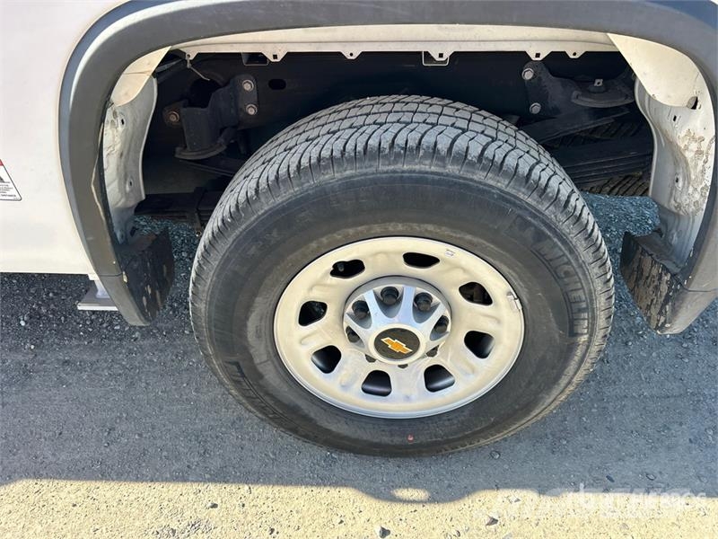 Chevrolet URG 27 ft on Chevrolet Silverado 3500HD 4x4 Crew Truck mounted platforms