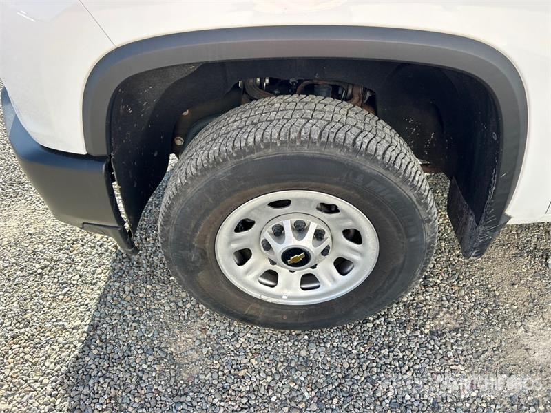Chevrolet URG 27 ft on  Chevrolet Silverado 3500HD 4x4 Crew  المنصات الهوائية المثبتة على شاحنة