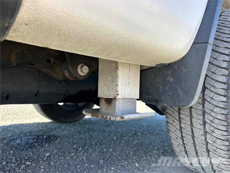 Chevrolet URG 27 ft on Chevrolet Silverado 3500HD 4x4 Crew Truck mounted platforms