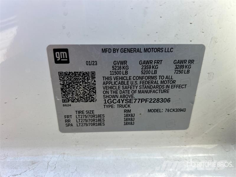 Chevrolet URG 27 ft on Chevrolet Silverado 3500HD 4x4 Crew Truck mounted platforms