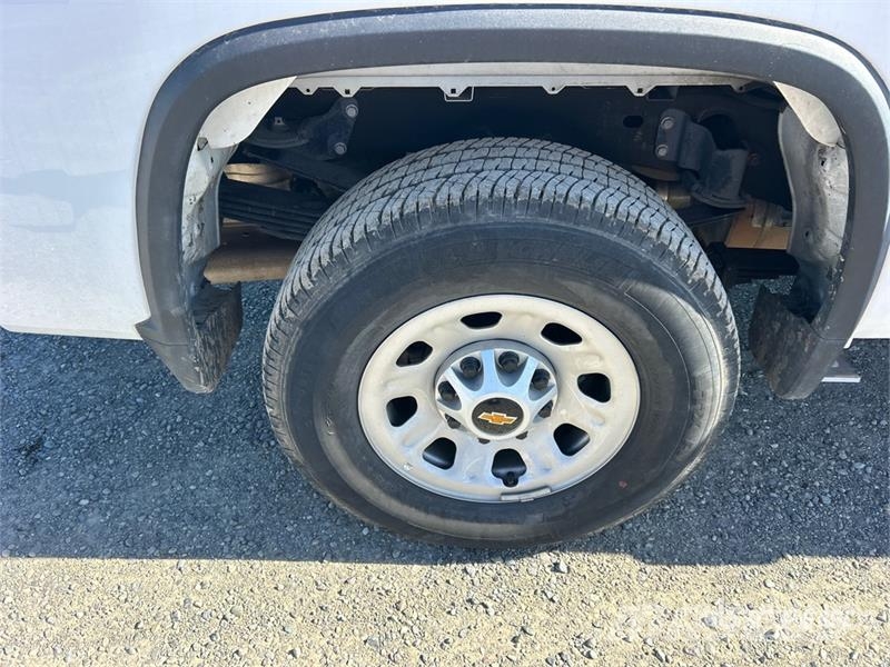 Chevrolet URG 27 ft on Chevrolet Silverado 3500HD 4x4 Crew Truck mounted platforms