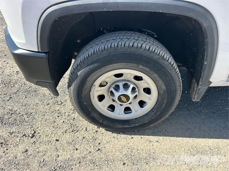 Chevrolet URG 27 ft on Chevrolet Silverado 3500HD 4x4 Crew Truck mounted platforms