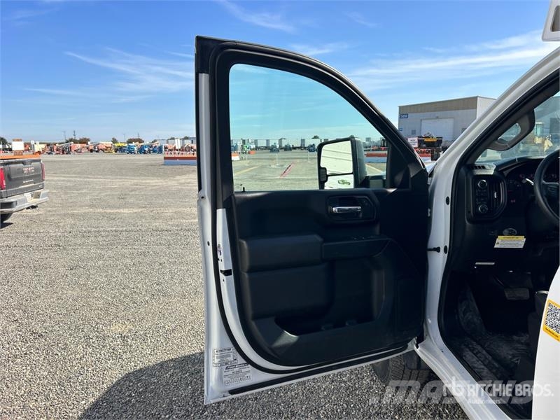 Chevrolet URG 27 ft on  Chevrolet Silverado 3500HD 4x4 Crew  المنصات الهوائية المثبتة على شاحنة