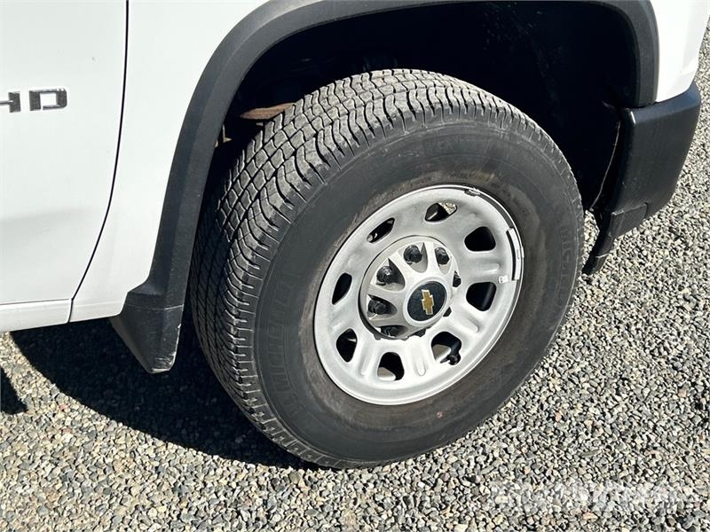 Chevrolet URG 27 ft on  Chevrolet Silverado 3500HD 4x4 Crew  المنصات الهوائية المثبتة على شاحنة