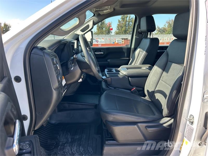 Chevrolet URG 27 ft on Chevrolet Silverado 3500HD 4x4 Crew Truck mounted platforms