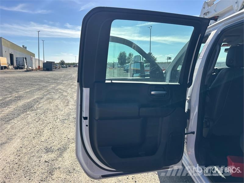 Chevrolet URG 27 ft on Chevrolet Silverado 3500HD 4x4 Crew Truck mounted platforms