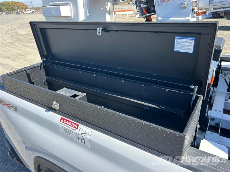 Chevrolet URG 27 ft on Chevrolet Silverado 3500HD 4x4 Crew Truck mounted platforms