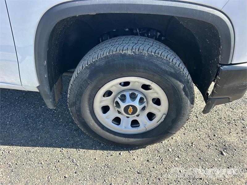 Chevrolet URG 27 ft on Chevrolet Silverado 3500HD 4x4 Crew Truck mounted platforms