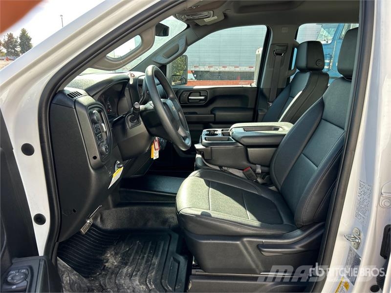 Chevrolet URG 27 ft on  Chevrolet Silverado 3500HD 4x4 Crew  المنصات الهوائية المثبتة على شاحنة