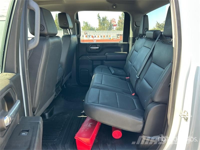 Chevrolet URG 27 ft on Chevrolet Silverado 3500HD 4x4 Crew Truck mounted platforms