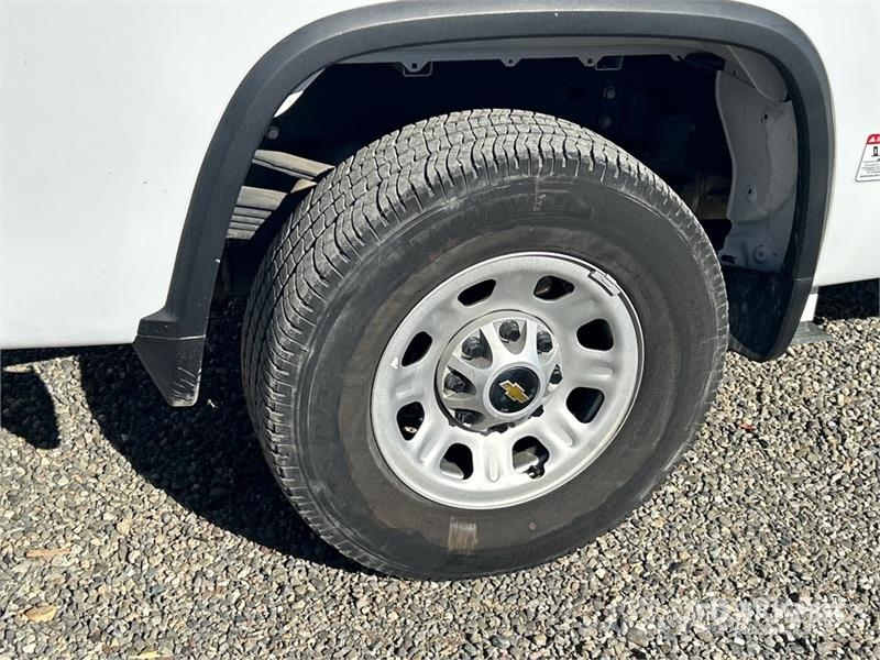 Chevrolet URG 27 ft on  Chevrolet Silverado 3500HD 4x4 Crew  المنصات الهوائية المثبتة على شاحنة