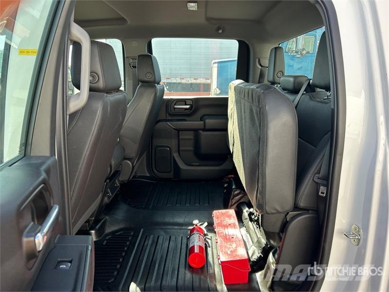 Chevrolet URG 27 ft on  Chevrolet Silverado 3500HD 4x4 Crew  المنصات الهوائية المثبتة على شاحنة