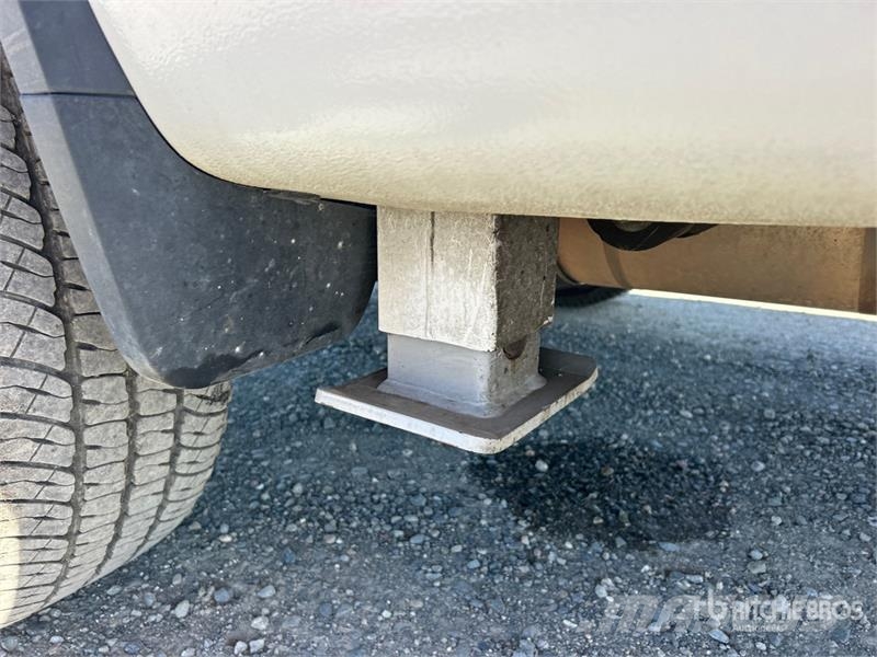 Chevrolet URG 27 ft on Chevrolet Silverado 3500HD 4x4 Crew Truck mounted platforms