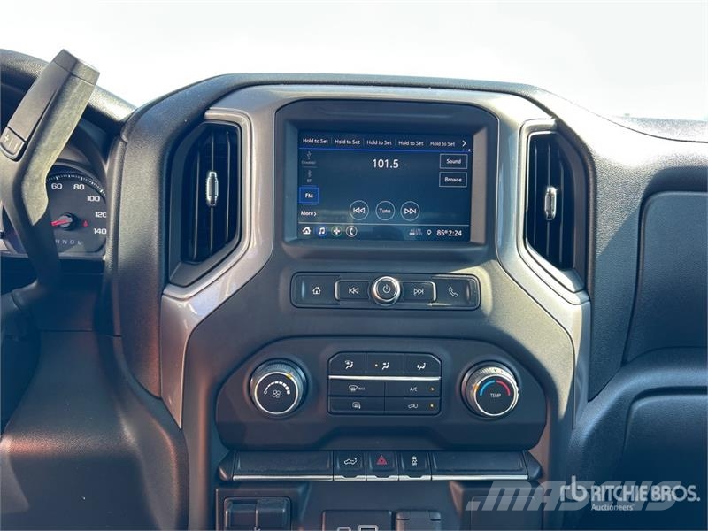 Chevrolet URG 27 ft on  Chevrolet Silverado 3500HD 4x4 Crew  المنصات الهوائية المثبتة على شاحنة