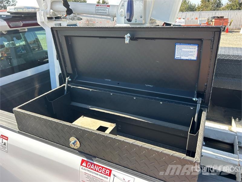 Chevrolet URG 27 ft on Chevrolet Silverado 3500HD 4x4 Crew Truck mounted platforms