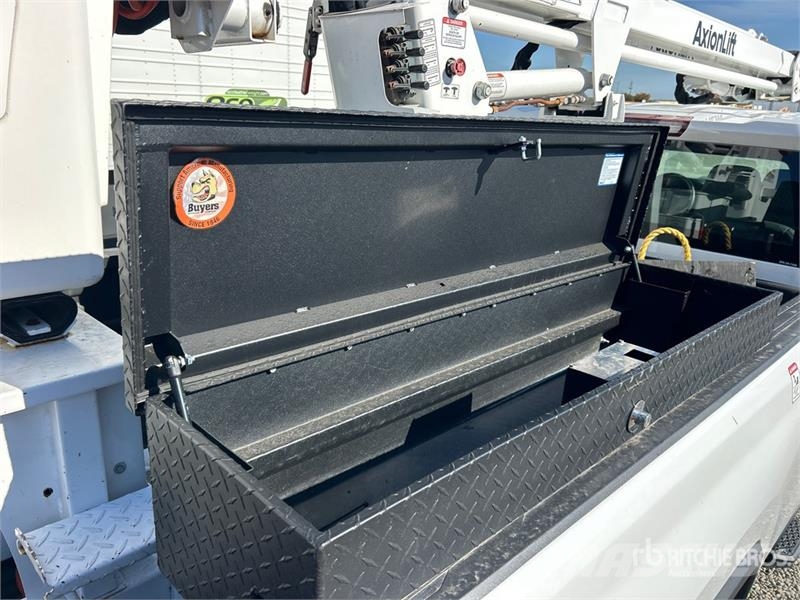Chevrolet URG 27 ft on  Chevrolet Silverado 3500HD 4x4 Crew  المنصات الهوائية المثبتة على شاحنة