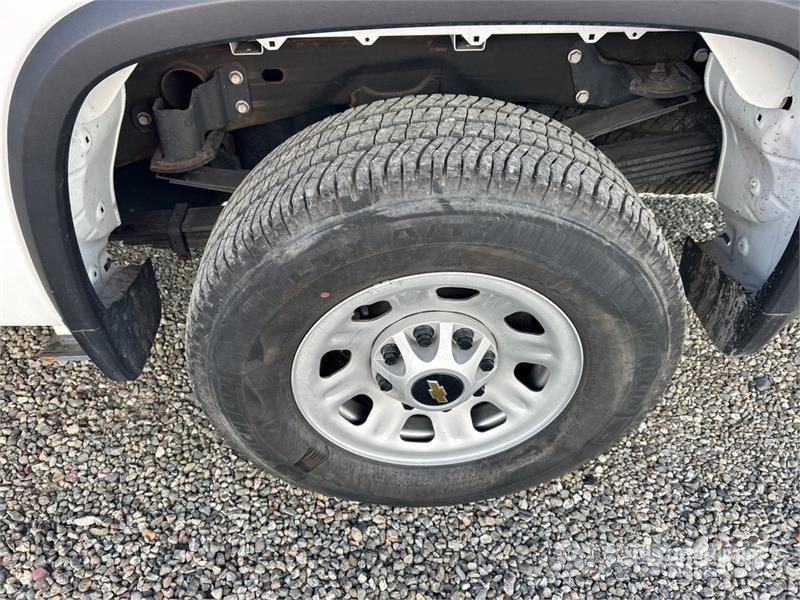 Chevrolet URG 27 ft on  Chevrolet Silverado 3500HD 4x4 Crew  المنصات الهوائية المثبتة على شاحنة