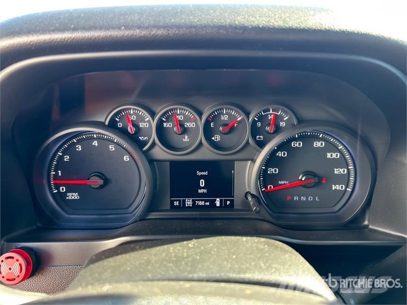 Chevrolet URG 27 ft on  Chevrolet Silverado 3500HD 4x4 Crew  المنصات الهوائية المثبتة على شاحنة