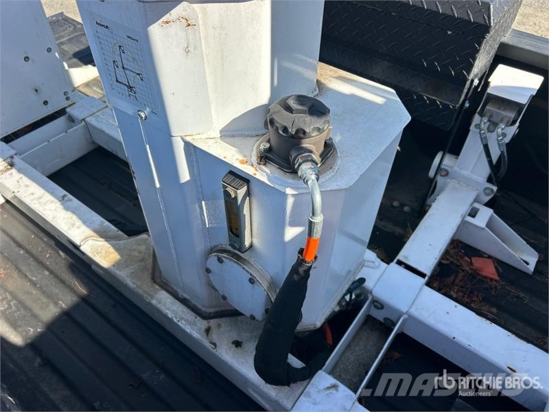 Chevrolet URG 27 ft on Chevrolet Silverado 3500HD 4x4 Crew Truck mounted platforms