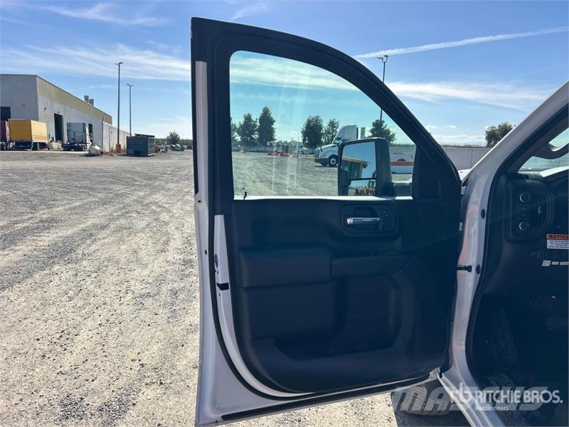 Chevrolet URG 27 ft on Chevrolet Silverado 3500HD 4x4 Crew Truck mounted platforms
