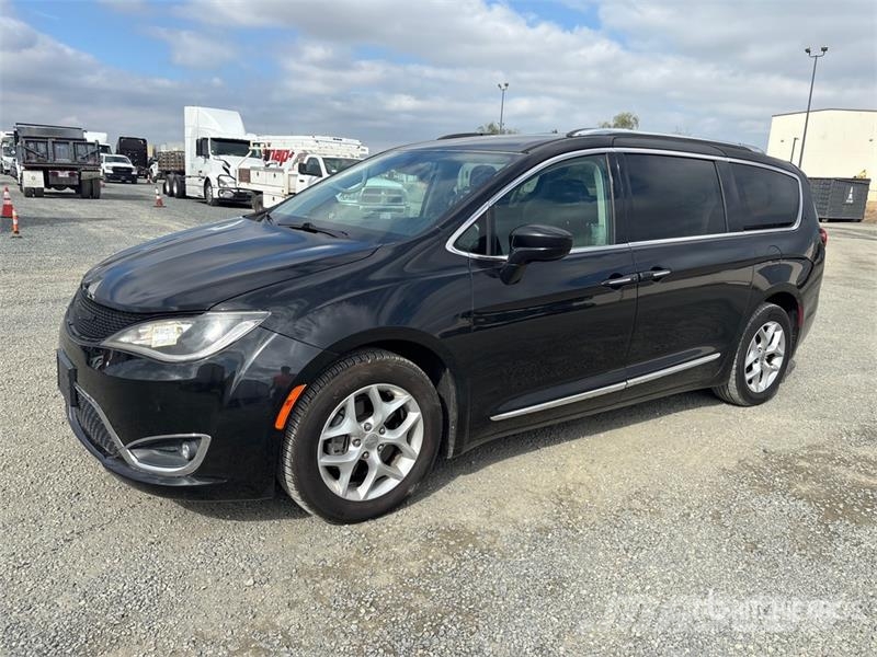 Chrysler Pacifica Minivan Automašīnas