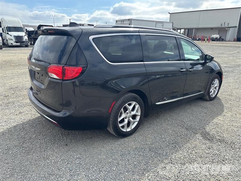 Chrysler Pacifica Minivan Automašīnas