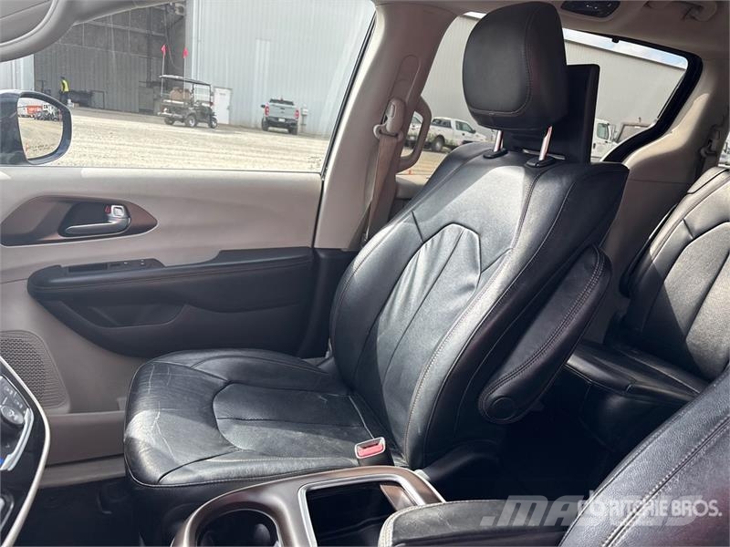 Chrysler Pacifica Minivan Automašīnas