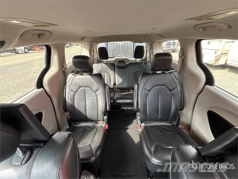 Chrysler Pacifica Minivan Automašīnas