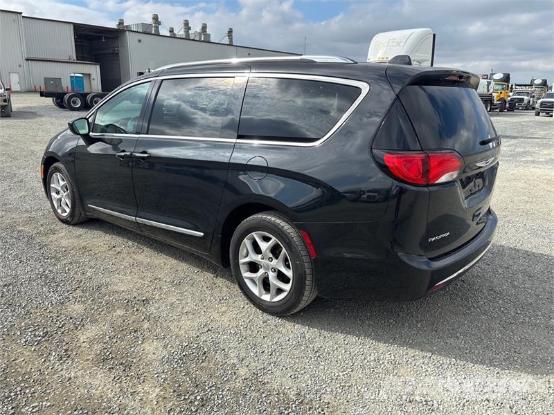 Chrysler Pacifica Minivan Automašīnas