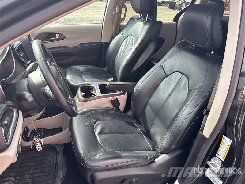 Chrysler Pacifica Minivan Automašīnas